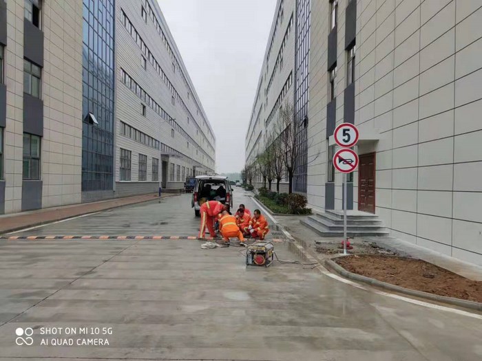 厂区优质橡胶减速带以及停车位施工